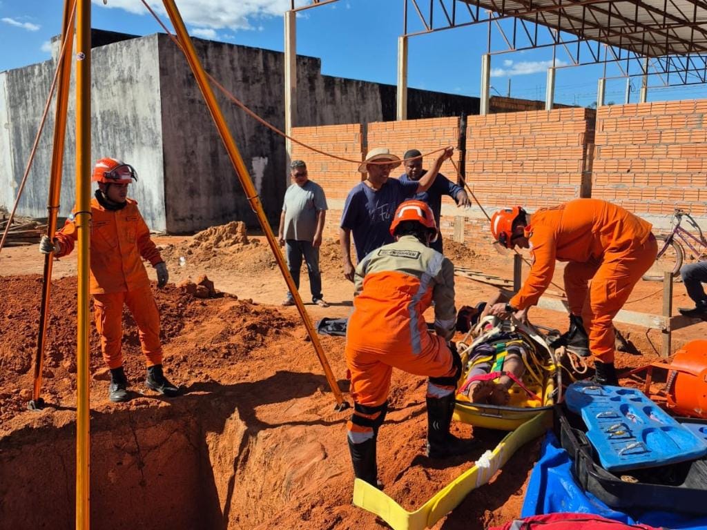 bombeiros-militares-resgatam-homem-que-caiu-em-fossa-de-tres-metros