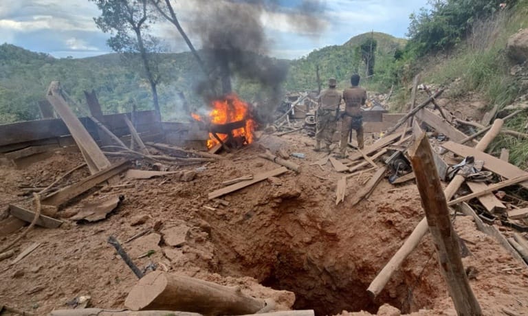 pf-destroi-bunkers-e-tuneis,-e-apreende-r$-100-milhoes-em-equipamentos-em-garimpo-ilegal